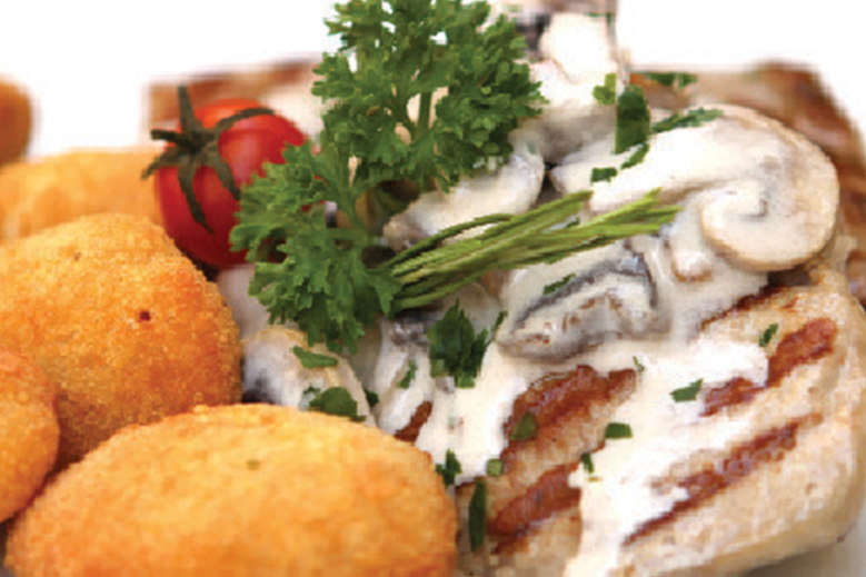 Medaljoni lungića u umaku od šampinjona s kroketima